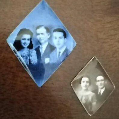 Pareja de fotografías en porcelana con forma de rombos. Principios del siglo XX. 2x2,5 cms una y 1,3x1,9 la otra